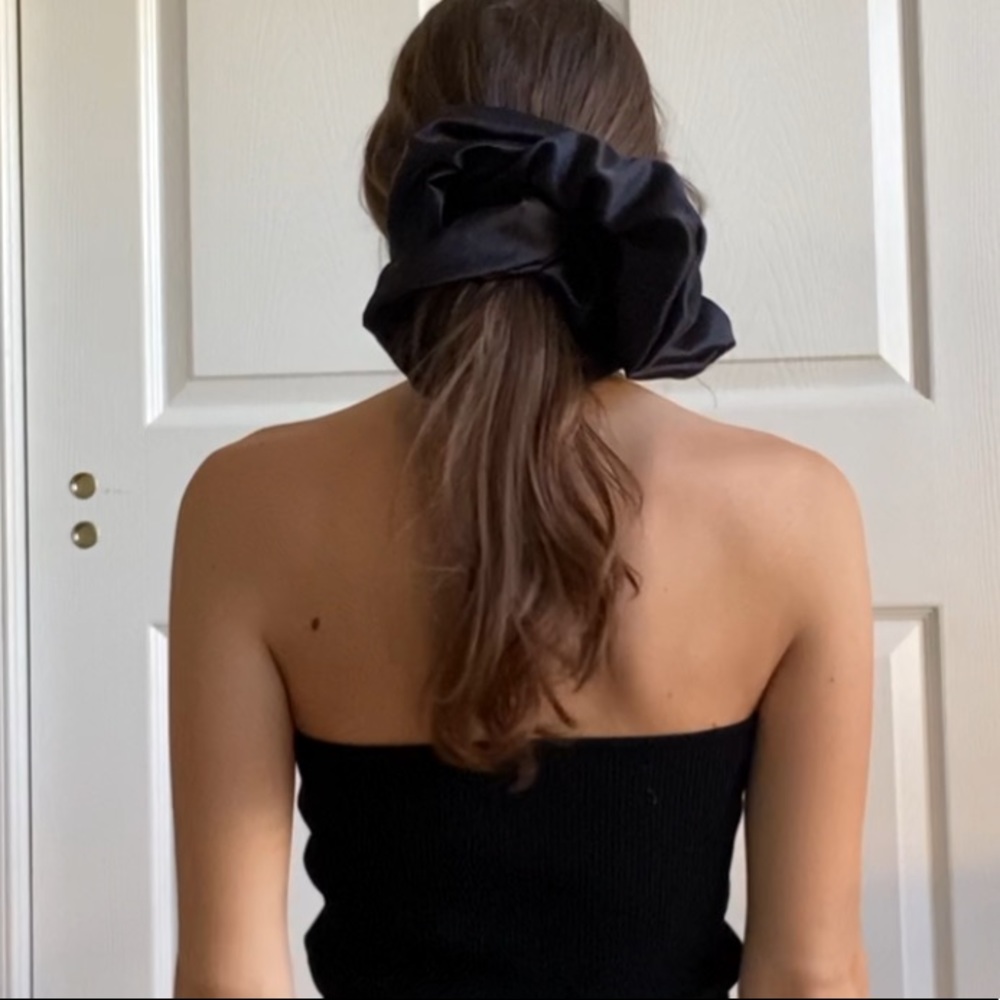 Room Shop Black Satin Scrunchie 🐈‍⬛🖤☕️